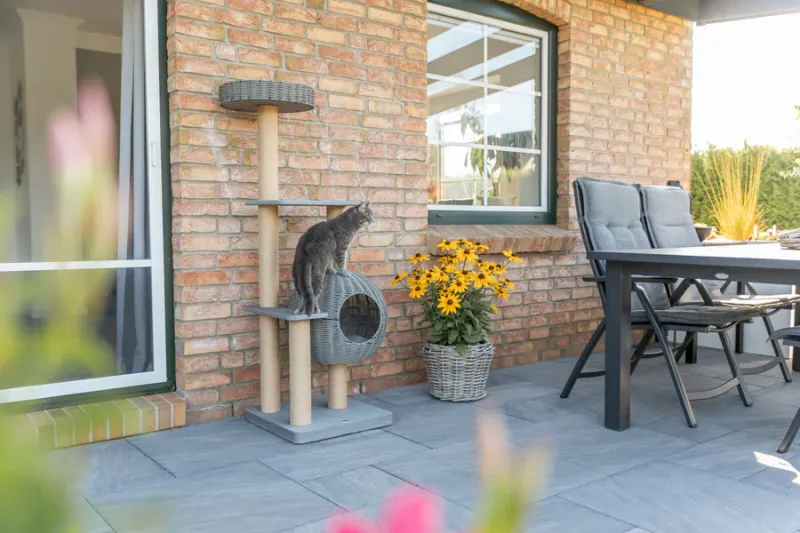 Outdoor Kratzbaum Amalia aus Polyrattan mit Höhle