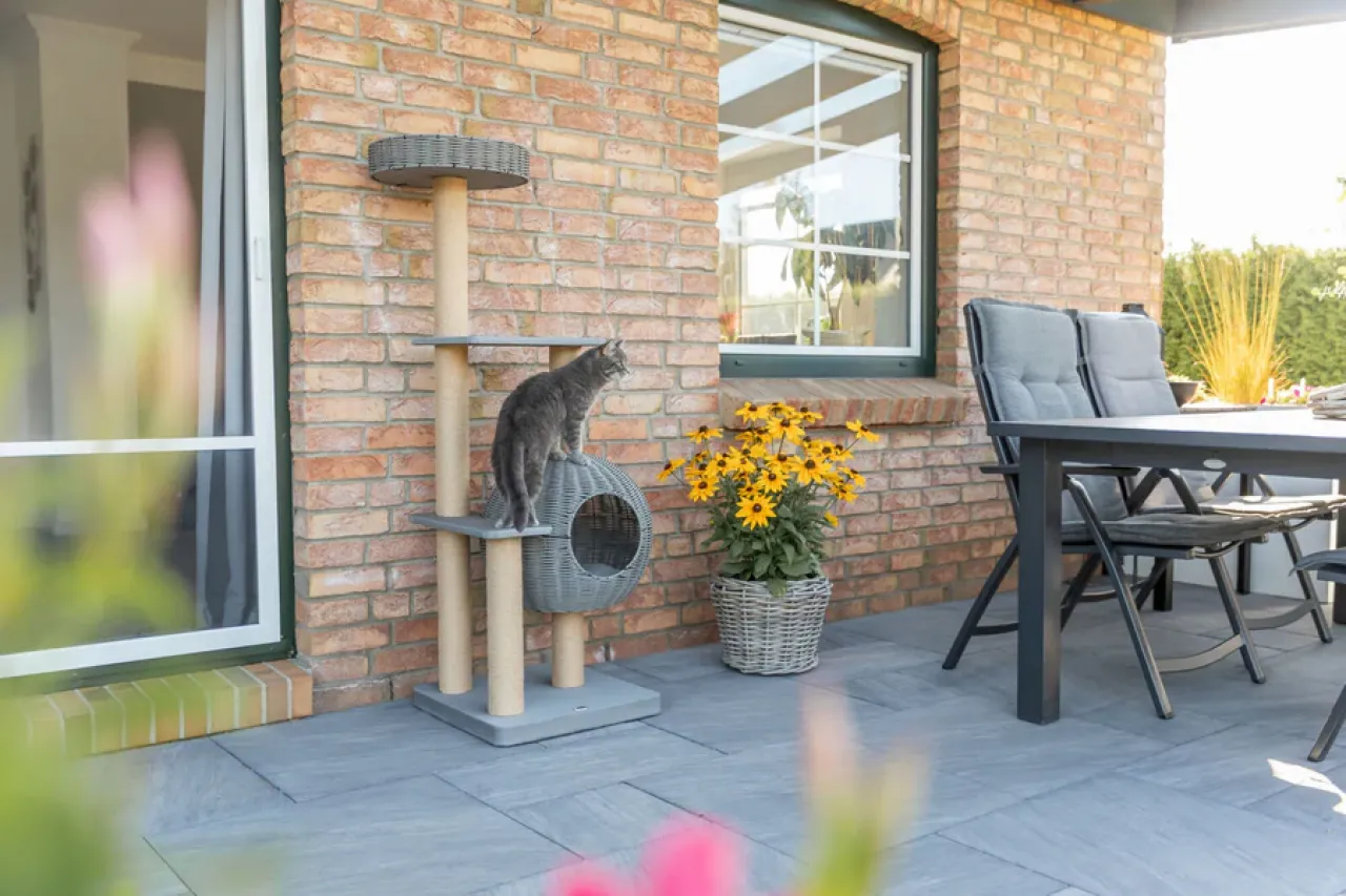 Outdoor Kratzbaum Amalia aus Polyrattan mit Höhle